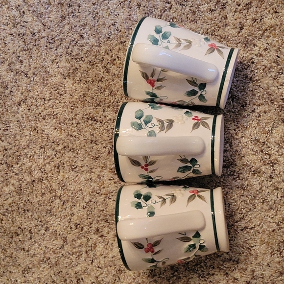 Pfaltzgraff Winterberry set of 3 mugs NEW one small chip on base of cup as shown - Picture 4 of 5